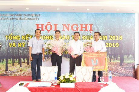 Ông Phan Viết Phùng - Trưởng ban TĐ TTVT VRG tặng hoa chúc mừng đơn vị khối trưởng và khối phó năm 2019