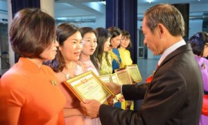 Các tập thể nhận khen thưởng vì đã có thành tích xuất sắc trong phong trào thi đua "Giỏi việc nước - Đảm việc nhà"