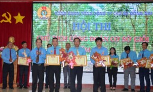 Ông Võ Việt Ngân - Phó Chủ tịch Công đoàn CSVN, Chánh chủ khảo Hội thi trao giải nhất, nhì cho các thí sinh