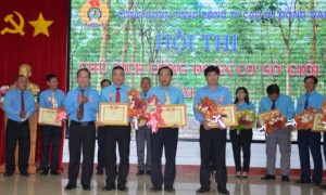 Ông Võ Việt Ngân – Phó Chủ tịch CĐ CSVN, Chánh chủ khảo Hội thi Chủ tịch CĐ cơ sở giỏi TCT Cao su Đồng Nai trao giải nhất, nhì cho các thí sinh. Ảnh: Đào Phong