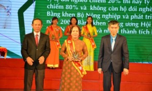 Chị Trương Thị Phượng được tuyên dương
Ảnh: ĐÀO PHONG