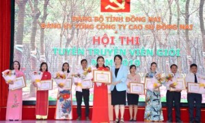 Bà Vũ Thị Mỹ Lệ - Bí thư Đảng ủy, Phó TGĐ TCT trao giải nhất cho thí sinh Nguyễn Thị Thanh Trâm - Bệnh viên Đa khoa Cao su Đồng Nai.