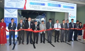 Ban tổ chức và đại biểu khách mời cắt băng khai mạc triển lãm