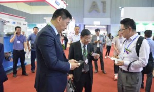 Đại biểu khách mời đi tham quan các gian hàng trưng bày tại triển lãm