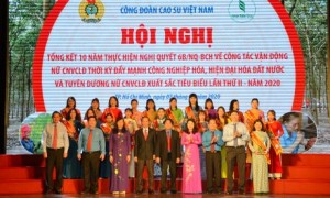 Nữ CNVC - LĐ xuất sắc chụp hình kỷ niệm với lãnh đạo Tổng Liên đoàn Lao động VN, VRG và Công đoàn CSVN