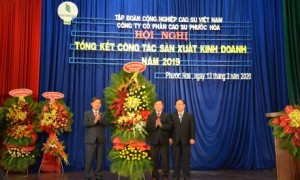 Ông Trần Thanh Liêm – Phó Bí thư tỉnh ủy, Chủ tịch UBND tỉnh Bình Dương tặng hoa chúc mừng công ty