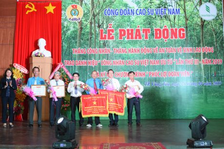 Các tập thể nhận cờ và bằng khen của Bộ LĐ & TBXH vì đã có thành tích xuất sắc trong phong trào CNLĐ