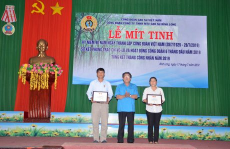 Hai cá nhận nhân Kỷ niệm chương Vì sự nghiệp xây dựng tổ chức Công đoàn Việt Nam