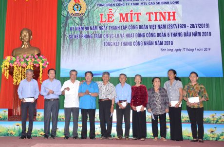 Ông Phan Mạnh Hùng - Chủ tịch Công đoàn CSVN trao quà cho cán bộ công đoàn qua các thời kỳ của Cao su Bình Long