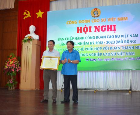 Công đoàn Trường Cao đẳng Công nghiệp CSVN nhận Bằng khen của Tổng LĐLĐ Việt Nam vì đã có thành tích xuất sắc trong phong trào Xanh - Sạch - Đẹp