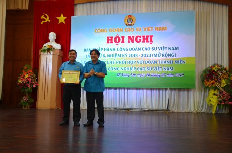 Dịp này, Công đoàn CSVN đã trao thưởng 100 triệu cho Công đoàn Cao su Kon Tum vì đã có nhiều đóng góp trong công tác tái canh trồng mới của đơn vị
