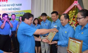 ông Phan Mạnh Hùng - Chủ tịch Công đoàn CSVN trao Bằng khen cho các tập thể có thành tích xuất sắc trong Tháng công nhân 2019