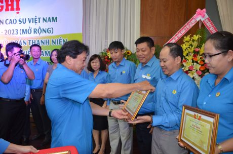ông Phan Mạnh Hùng - Chủ tịch Công đoàn CSVN trao Bằng khen cho các tập thể có thành tích xuất sắc trong Tháng công nhân 2019