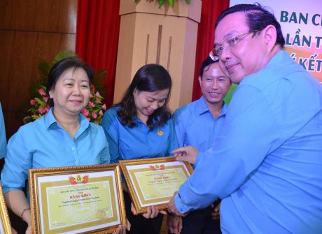Ông Trương Minh Trung - Phó TGĐ VRG khen thưởng cho các tập thể có thành tích xuất sắc trong Tháng công nhân