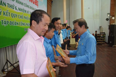 Phó chủ tịch Công đoàn CSVN Võ Việt Ngân trao thưởng cho các tập thể có thành tích trong việc thực hiện Nghị quyết 6b