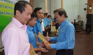 Phó Chủ tịch CĐ CSVN Võ Việt Ngân trao bằng khen cho các tập thể có thành tích xuất sắc thự hiện Nghị quyết 6b.