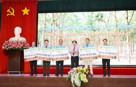 ông Phan Mạnh Hùng – UV BCH Tổng LĐLĐ VN, Chủ tịch CĐ Cao su VN trao tặng tặng 5 căn nhà “Mái ấm Công đoàn”