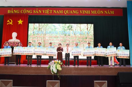 Lãnh đạo Cao su Đồng Nai trao tặng biểu trưng nhà "Mái ấm Công đoàn"