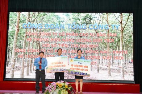 Ông Đỗ Hữu Phước – Chủ tịch CĐ Cao su Đồng Nai trao tặng biểu trưng hệ thống lọc nước cho Cao su Bảo Lâm (trị giá 116 triệu đồng) và Cao su Đồng Nai – Kratie 