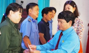 Ông Đỗ Hữu Phước – Chủ tịch CĐ Cao su Đồng Nai tặng quà cho công nhân bị tai nạn lao động