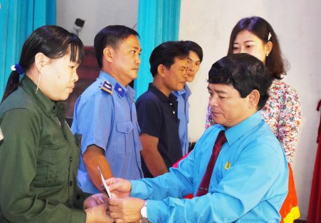 Ông Đỗ Hữu Phước – Chủ tịch CĐ Cao su Đồng Nai tặng quà cho công nhân bị tai nạn lao động