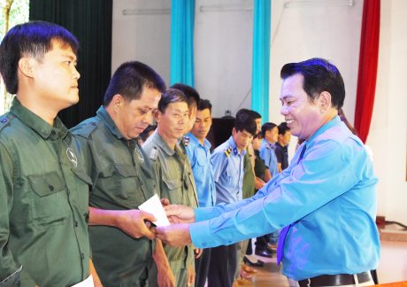 Ông Hoàng Đức Hải - Phó Chủ tịch CĐ Cao su Đồng Nai trao quà cho công nhân bị tai nạn lao động