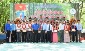 Lãnh đạo chụp hình lưu niệm với 35 Công nhân cao su ưu tú được tuyên dương