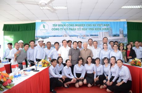 Tổng bí thư - Chủ tịch nước Nguyễn Phú Trọng  chụp ảnh lưu niệm với công ty
