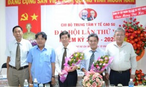 Tặng hoa chúc mừng Bí thư, Phó Bí thư khóa mới ra mắt nhận nhiệm vụ