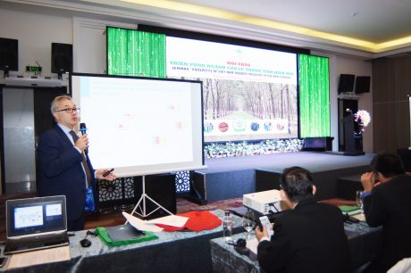 Ông Salvatore Pinizzotto – Tổng thư ký Tổ chức Nghiên cứu Cao su Quốc tế trình bày tham luận tại Hội thảo “Ngành cao su Việt Nam trong tình hình mới”