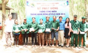 Lãnh đạo công đoàn các đơn vị trong khối trao quà cho công nh6an lao động