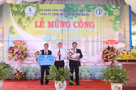 Ông Lê Thanh Tú – Phó TGĐ VRG trao thưởng cho Cao su Phú Riềng hoàn thành kế hoạch năm 2019. Ảnh: Vũ Phong.