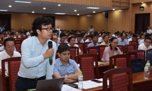 Cổ đông phát biểu tại đại hội. Ảnh: Vũ Phong