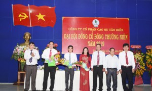 Đại diện lãnh đạo công ty tặng hoa chúc mừng HĐQT được bầu bổ sung và tặng hoa cảm ơn Ông Trương Minh Trung - Phó TGĐ VRG, thôi giữ chức chủ tịch HĐQT công ty