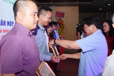 Ông Phan Mạnh Hùng trao giấy khen cho các CTV xuất sắc tại buổi lễ