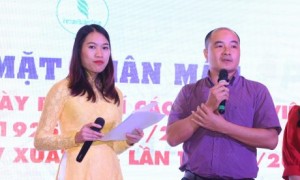 Cộng tác viên Đỗ Văn Thọ giao lưu tại buổi lễ. Ảnh: Vũ Phong