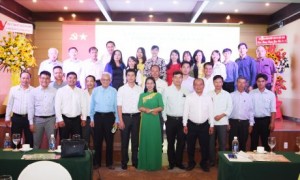Các PV, nhà báo, CB CNV tạp chí chụp hình lưu niệm với các đại biểu, lãnh đạo, khách mời và các CTV
