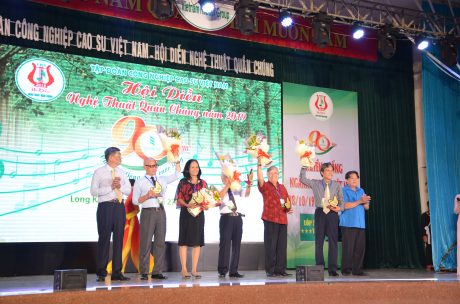Ông Nguyễn Tiến Đức - Phó TGĐ VRG và ông Phan Mạnh Hùng - Chủ tịch Công đoàn CSVN tặng hoa và biểu trưng cho BGK