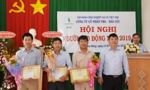Ông Võ Việt Tài – Phó Chủ tịch Công đoàn CSVN trao bằng khen cho các tập thể cá nhân