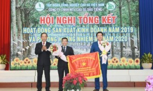 Ông Trần Ngọc Thuận - Bí thư Đảng ủy, Chủ tịch HĐQT VRG trao cờ của Bộ Nông nghiệp và Phát triển nông thôn cho công ty
