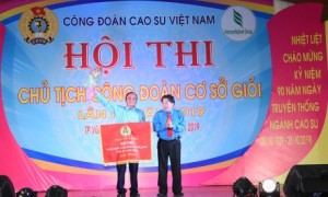 Ông Phan Mạnh Hùng - Chủ tịch CĐCSVN trao giải nhất cho Cao su Bình Long