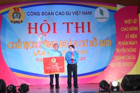 Ông Phan Mạnh Hùng - Chủ tịch CĐCSVN trao giải nhất cho Cao su Bình Long