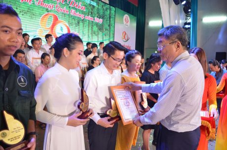Ông Nguyễn Tiến Đức - Phó  TGĐ VRG trao Huy chương Vàng cho 10 tiết mục xuất sắc tham dự Hội diễn