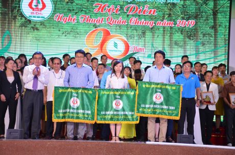 Ông Đỗ Minh Tuấn - TGĐ TCT Cao su Đồng Nai trao giải khuyến khích cho các đơn vị