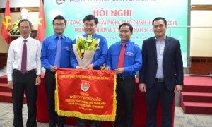 Đ/c Vũ Đức Tú (bên phải) và đ/c Trần Ngọc Thuận trao hoa và Cờ thi đua xuất sắc của TW Đoàn cho ĐTN VRG. Ảnh: Đào Phong