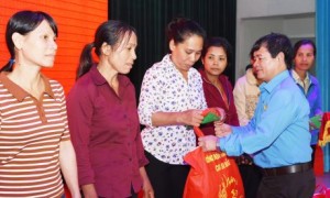 Ông Lê Hữu Phước - Chủ tịch công đoàn Tổng công ty trao quà cho công nhân