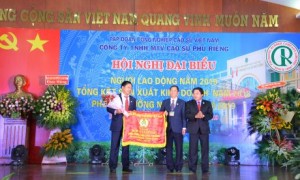 Nhận cờ thi đua của Tổng Liên đoàn Lao động VN