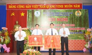 Ông Nguyễn Tiến Đức – Phó TGĐ VRG và lãnh đạo công ty trao cờ thi đua xuất sắc dẫn đầuphong trào thi đua cấp cơ sở trực thuộc công ty