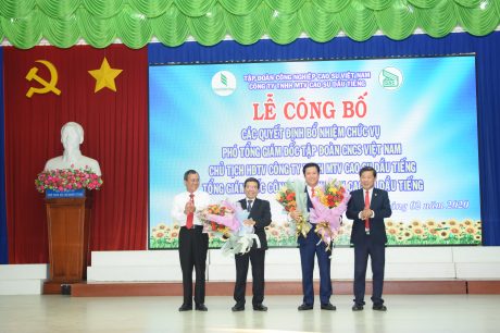 Đại diện lãnh đạo tình trao hoa chúc mừng Ông Lê Thanh Hưng và ông Nguyễn Quốc Việt 