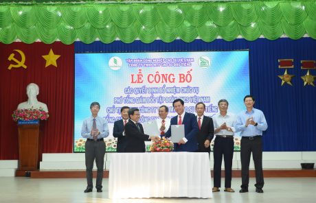 Lãnh đạo VRG và lãnh đạo Tỉnh Bình Dương chứng kiến lễ ký bàn giao giữa  ông Lê Thanh Hưng và ông Nguyễn Quốc Việt